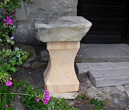 Support pour une vasque en pierre avec evacuation discrète