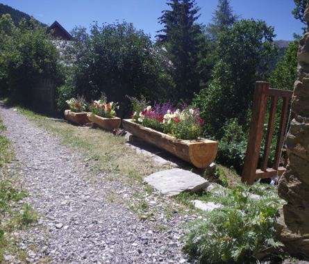 Jardinière délimitant le haut d'un muret