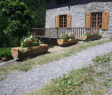 Jardinières fixées au sol avec des vis