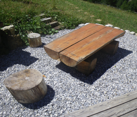 Table basse en extérieur.